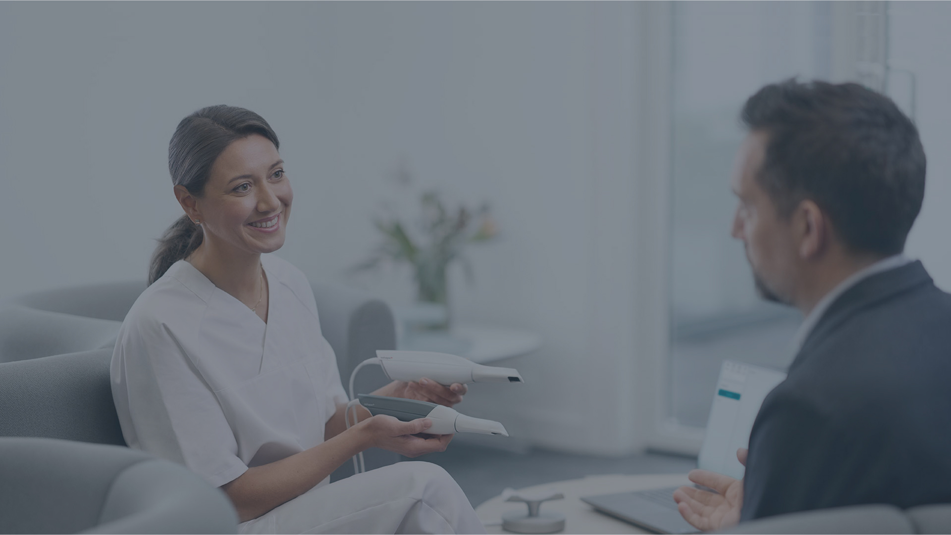 Demonstrating TRIOS 3 scanner device